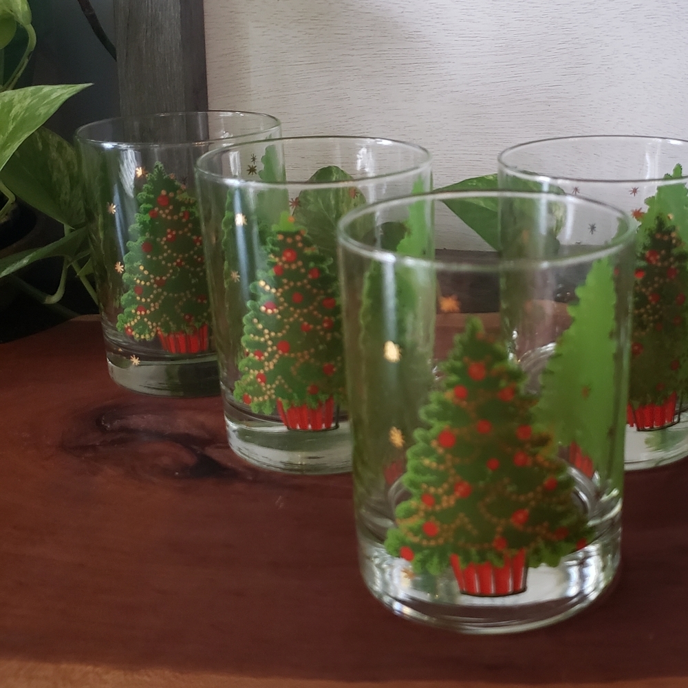 Christmas Set of 4 Whiskey Glasses Heavy Bottoms Christmas Tree Rocks Gl… - Picture 6 of 8